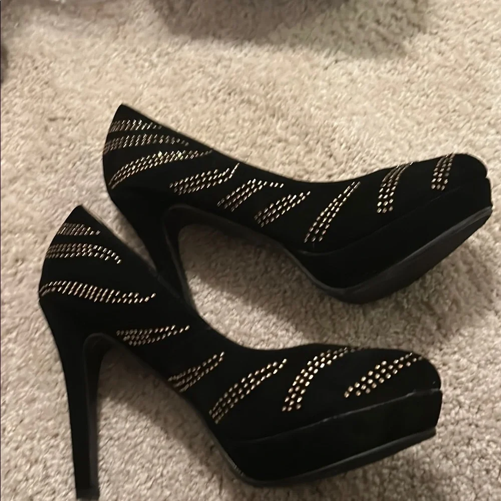 Elegant Black and Gold Women's Heels - Picture 2 of 4